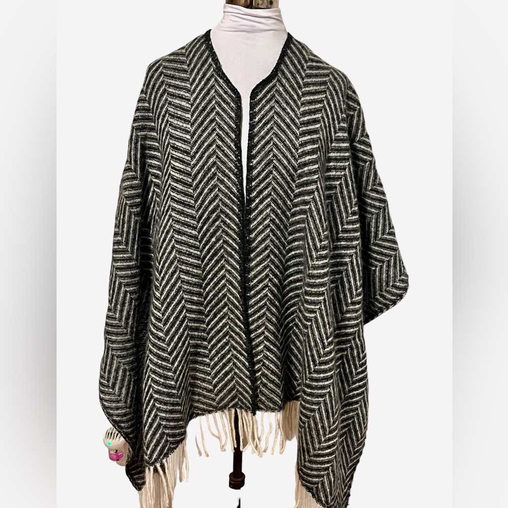 Geysir Icelandic Wool Shawl Poncho, Black & White Chevron, One Size Fits Most